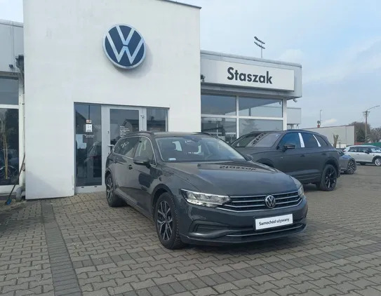 samochody osobowe Volkswagen Passat cena 102900 przebieg: 102646, rok produkcji 2020 z Pelplin